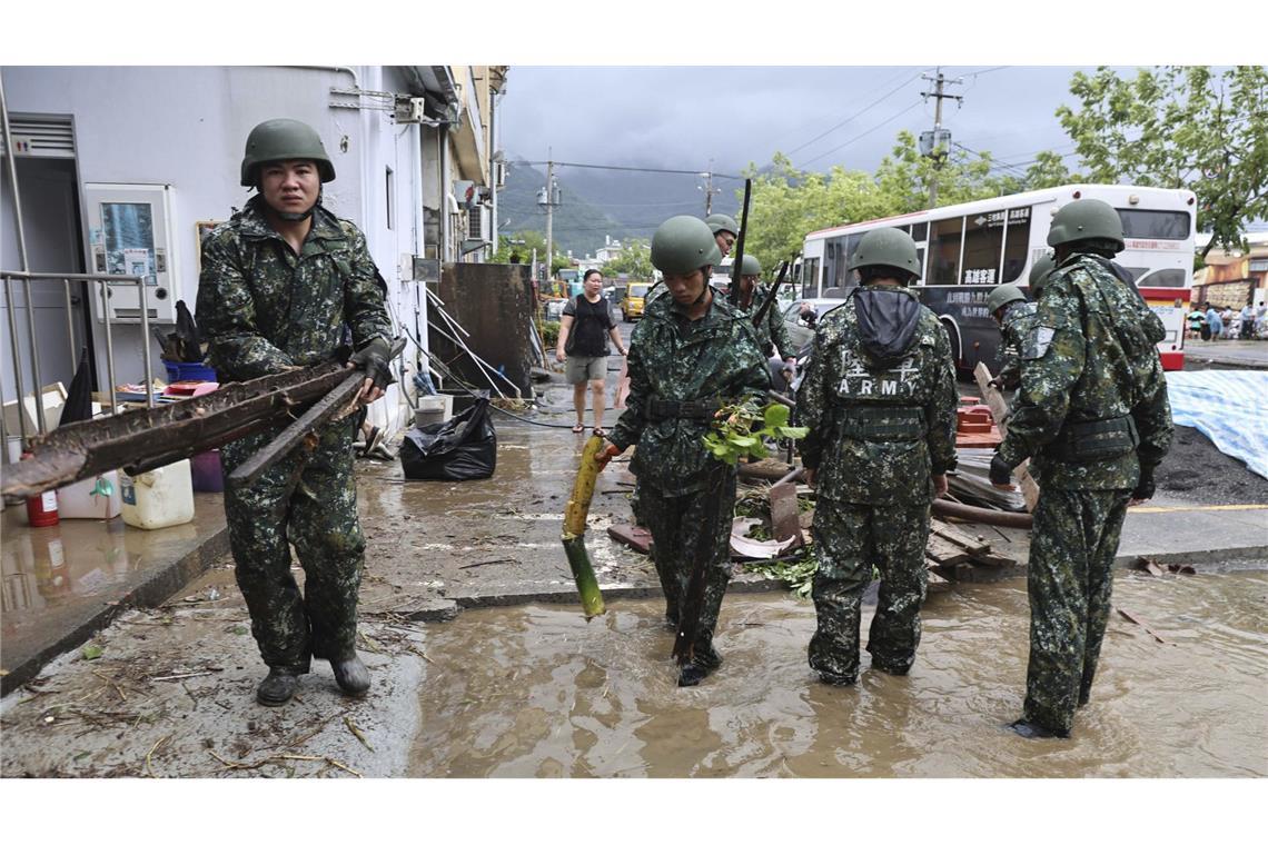 Taiwanesische Soldaten räumen nach dem Taifun „Gaemi“ auf.