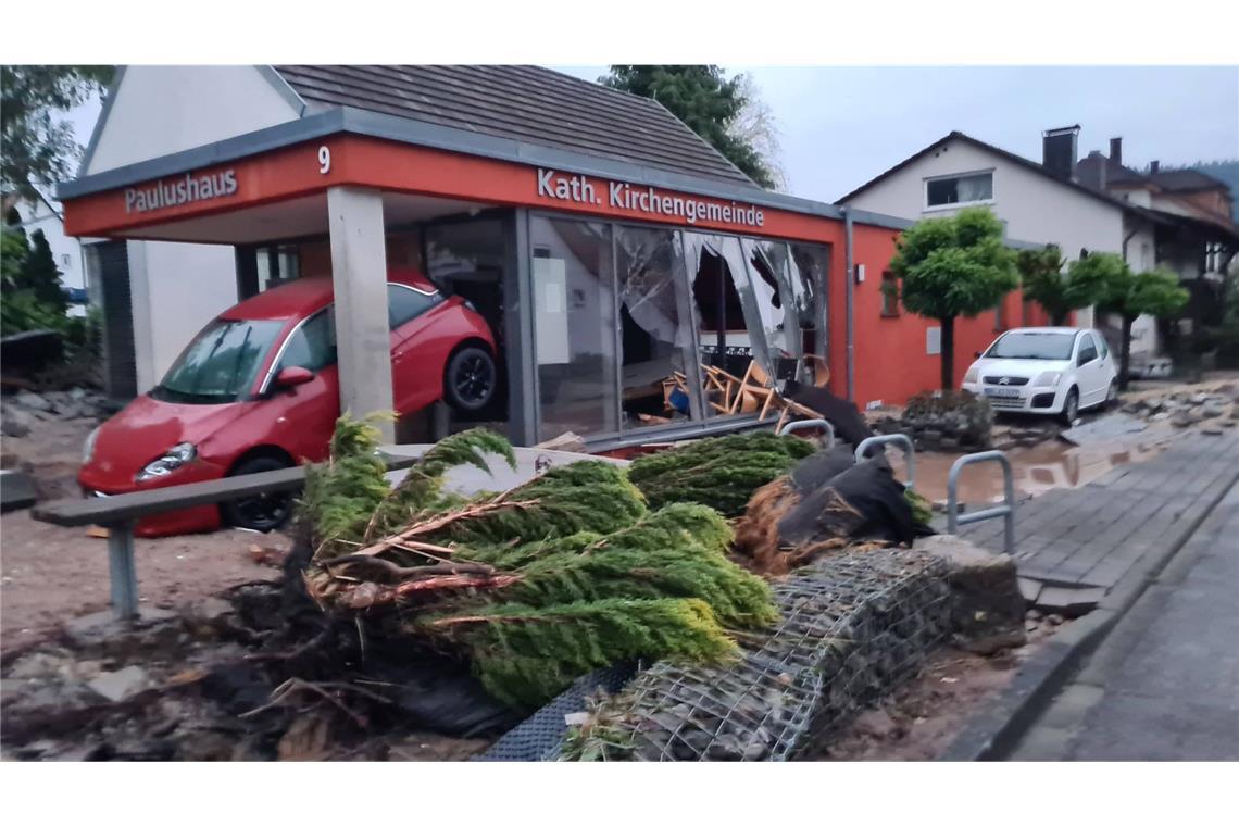 Tannbach wurde zur reisenden Flut. Das Wassermassen reißen Autos mit sich.