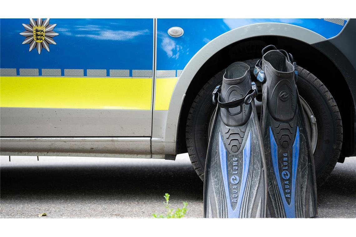 Taucher der Wasserschutzpolizei haben bei der Bergung eines Autos  bei Rastatt Knochen gefunden. (Symbolbild)