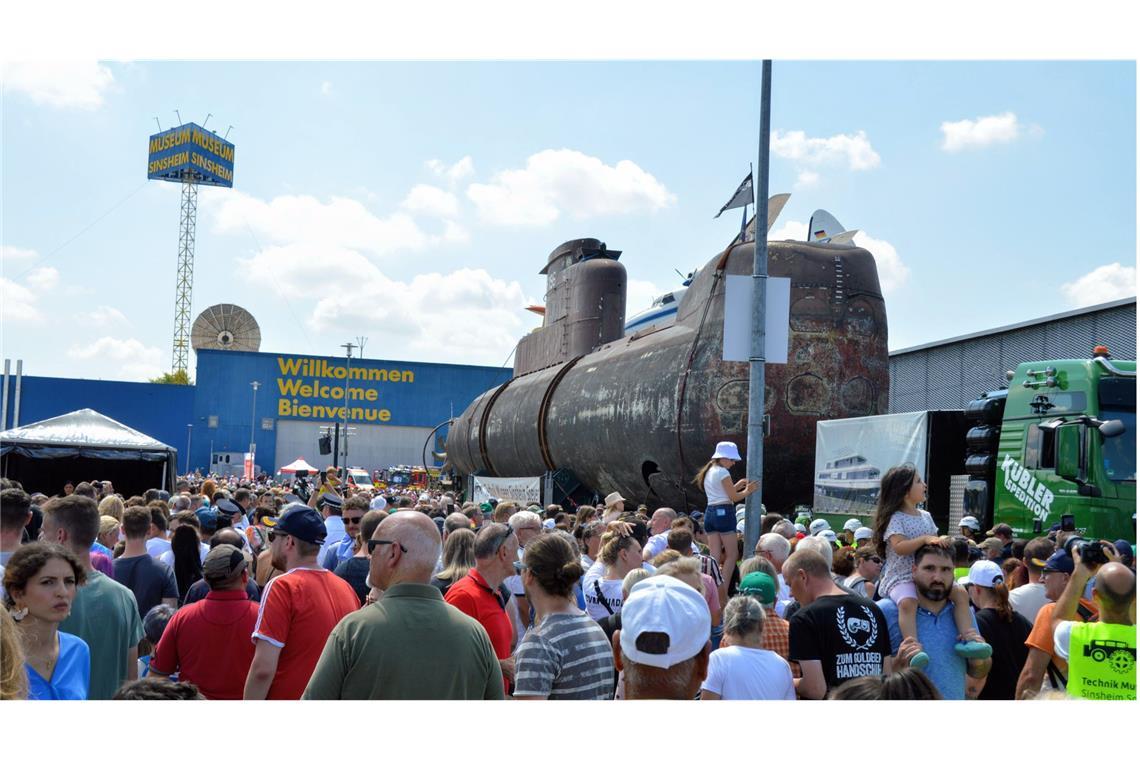 Tausende Besucher heißen die U17 vor dem Museum mit einer U-Boot-Party willkommen.