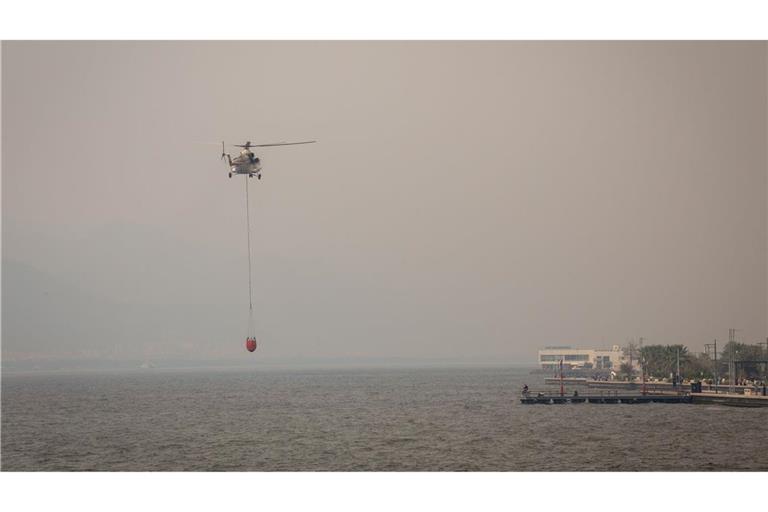 Tausende Einsatzkräfte bemühen sich, den Waldbrand bei Izmir unter Kontrolle zu bekommen.