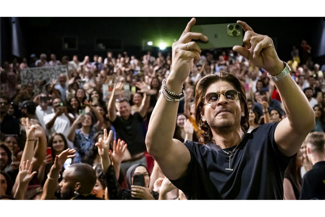 Tausende feiern Bollywood-Superstar Shah Rukh Khan in Locarno.