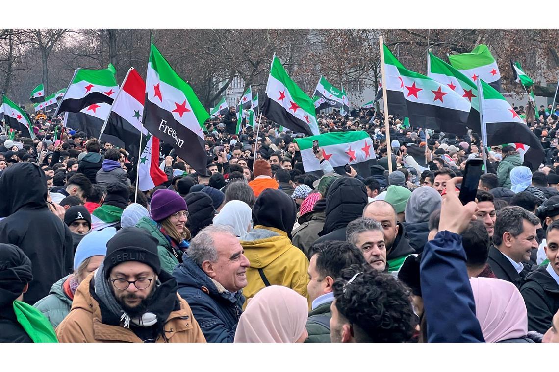 Tausende feiern in Berlin den Sturz Assads.