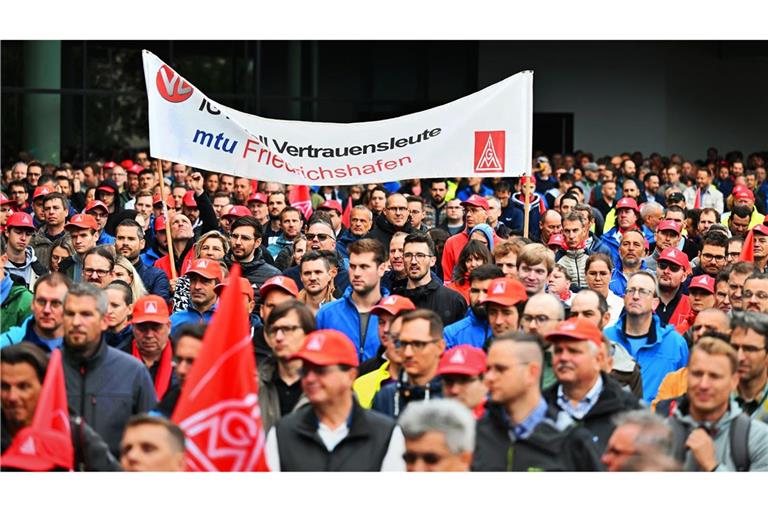 Tausende Mitarbeiter des Autozulieferers ZF Friedrichshafen demonstrieren gegen den geplanten Stellenabbau.