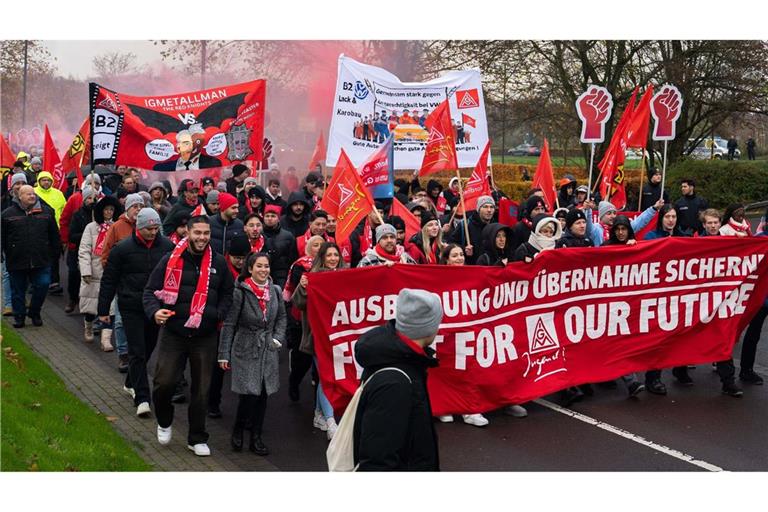 Tausende Teilnehmer demonstrieren vor dem Werk am Verhandlungsort in der Volkswagen Arena, mit anschließender Protest-Kundgebung direkt vor dem Stadion.