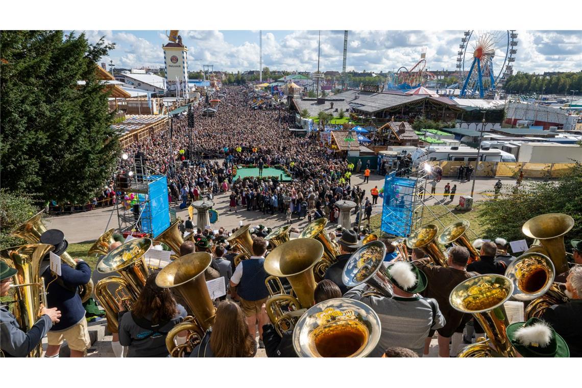 Tausende verfolgen das Platzkonzert der Wiesnwirte.