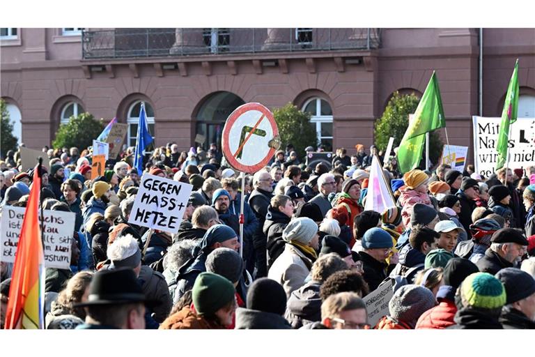 Tausende versammelten sich am Samstagmittag auf dem Karlsruher Marktplatz, um ein Zeichen zu setzen.