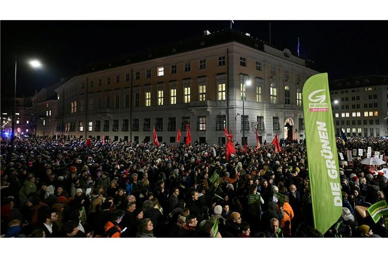 Tausende versammelten sich vor dem Kanzleramt.