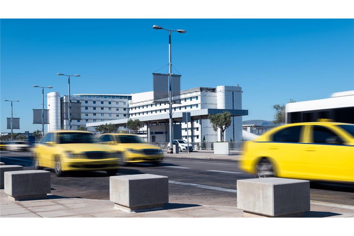 Taxis  fahren  auf der Straße am Flughafen Athen.