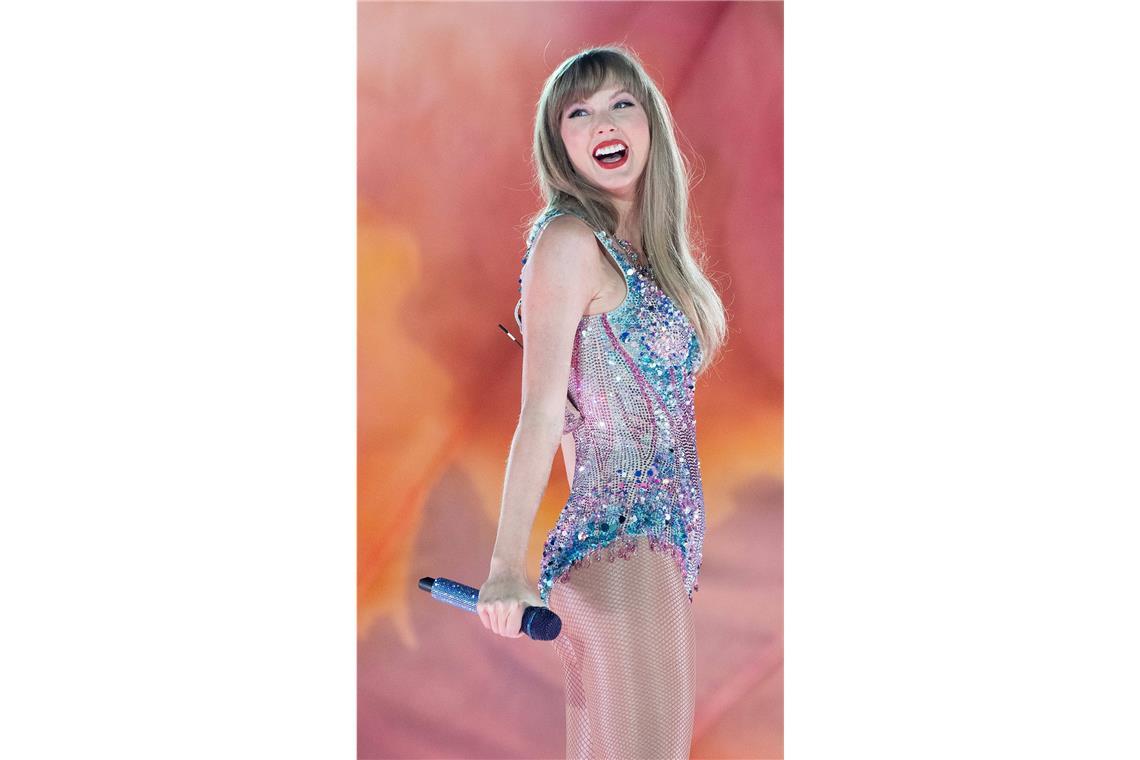 Taylor im Süßigkeitenladen: Swifts glitzernde Bodysuits sind von Versace. Dieses Exemplar steht für die „Lover“-Ära.