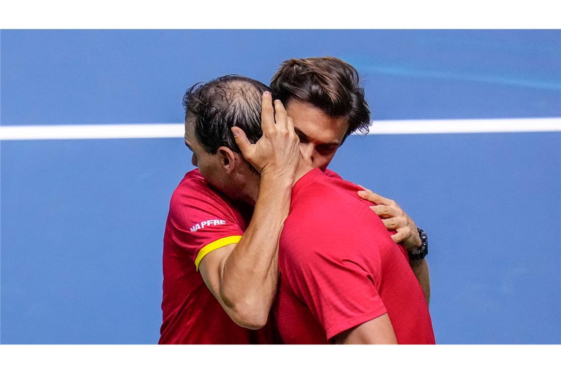 Teamchef David Ferrer tröstet Superstar Rafael Nadal (r) nach der Niederlage in dessen letztem Spiel.