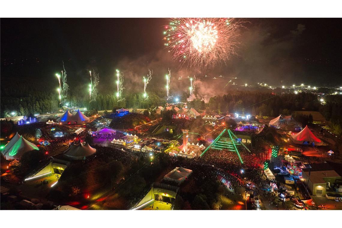 Techno und Feuerwerk beim Nature One Technofestival auf der ehemaligen US-Raketenbasis Pydna im Hunsrück