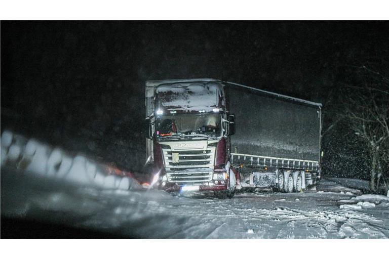 Teile Baden-Württembergs sind im Schnee versunken. Es kam zu zahlreichen Unfällen.