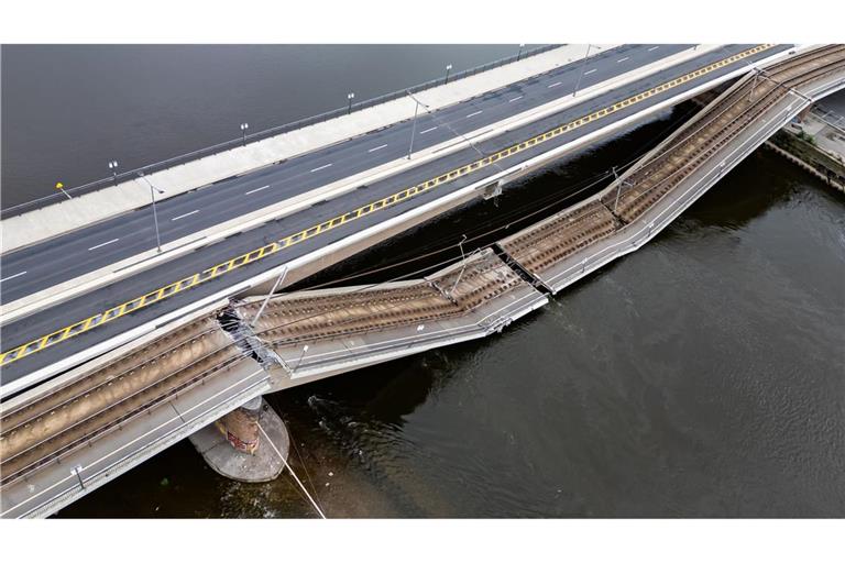 Teile der Carolabrücke über der Elbe sind eingestürzz.