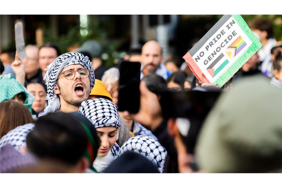 Teilnehmer einer Demonstration in Berlin-Kreuzberg forderten "Solidarität mit Palästina", wie das Motto lautete.