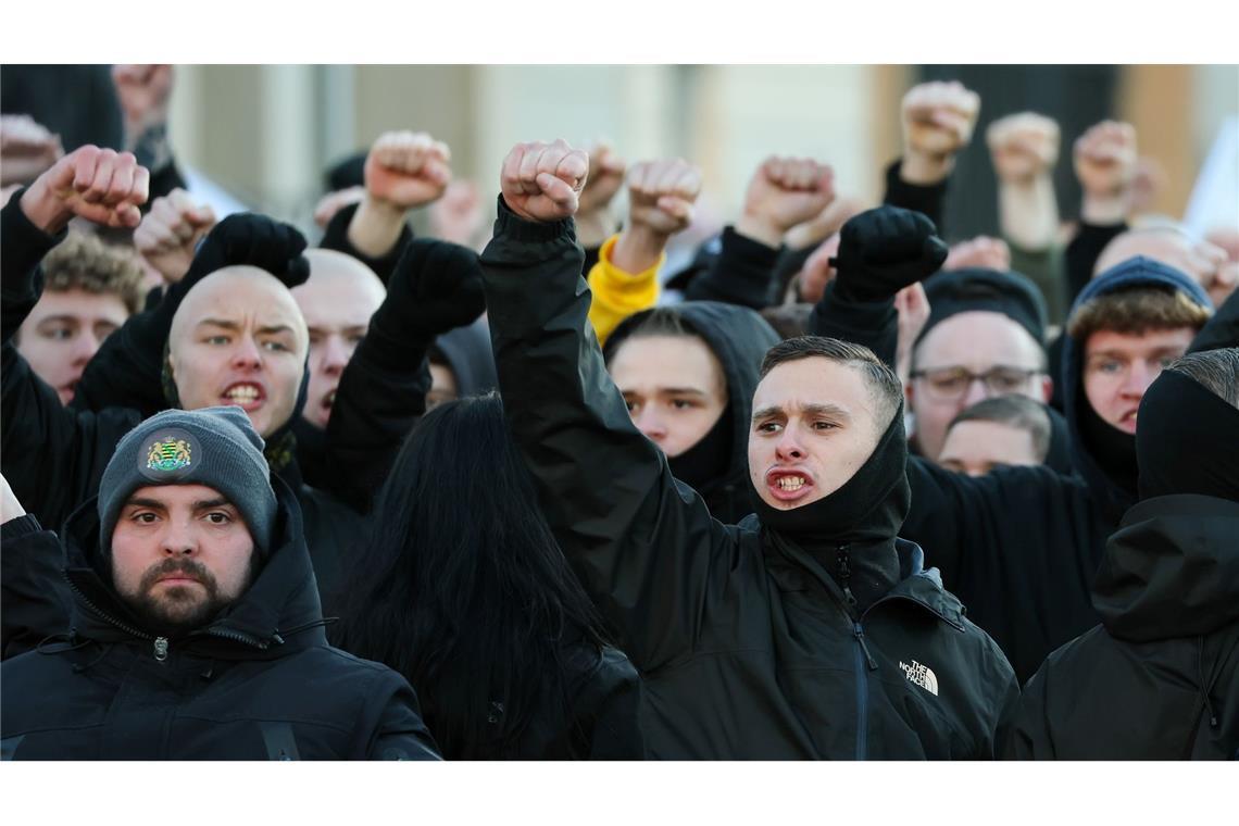 Teilnehmer einer Kundgebung der rechtsextremen Freien Sachsen gegen Chemnitz als Kulturhauptstadt.