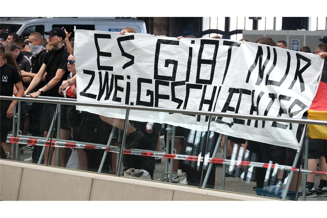 Teilnehmer einer rechtsextremen Demonstration gegen CSD Leipzig