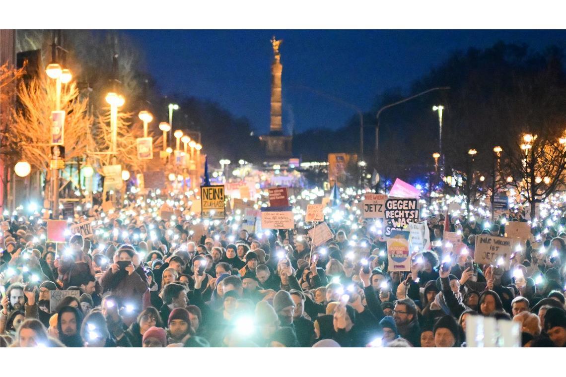 Teilnehmer halten während einer Demonstration unter dem Motto "Aufstand der Anständigen - Demo für die Brandmauer" auf der Straße vor der CDU-Parteizentrale in Berlin Lichter hoch.