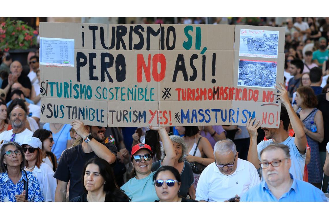 Teilnehmer nehmen an einer Demonstration gegen den Massentourismus auf Mallorca teil. (Archivbild)