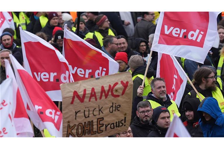 Teilnehmerinnen und Teilnehmer demonstrieren in Hamburg am Alten Elbtunnel während eines Warnstreiks im öffentlichen Dienst.