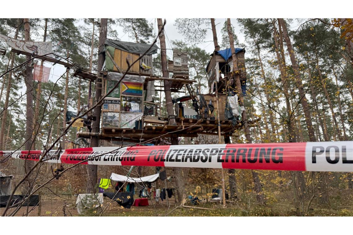 Tesla-Gegner müssen für eine Kampfmittelsondierung einen Teil ihres Protestcamps im Wald verlassen. Die Polizei ist im Einsatz.