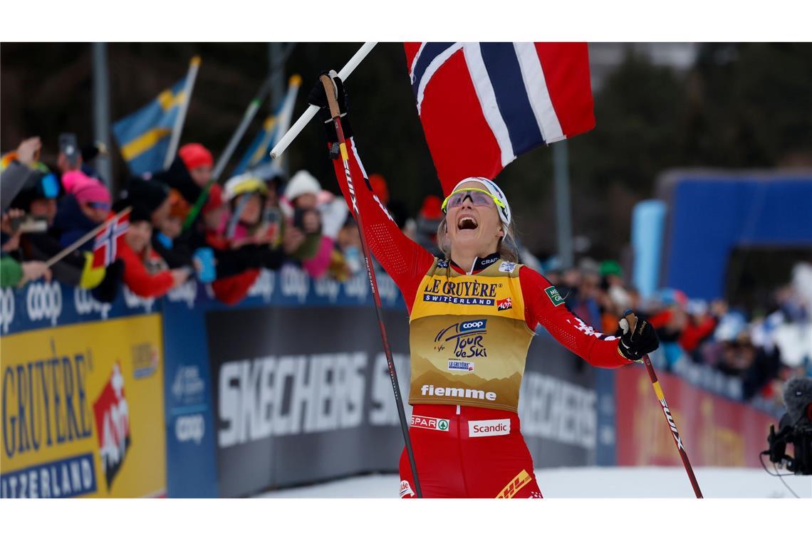 Therese Johaug aus Norwegen holt ihren vierten Tour-Gesamtsieg.