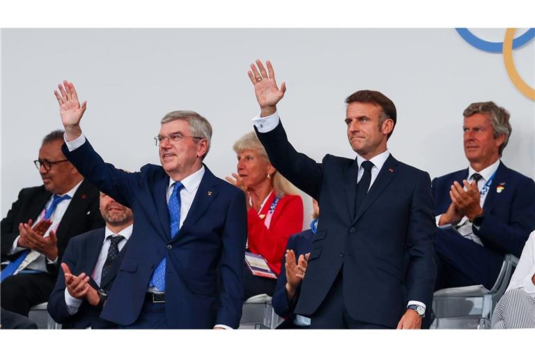Thomas Bach  (l.) und Emmanuel Macron (r.) bei der Eröffnung der Olympischen Spiele 2024 in Paris.