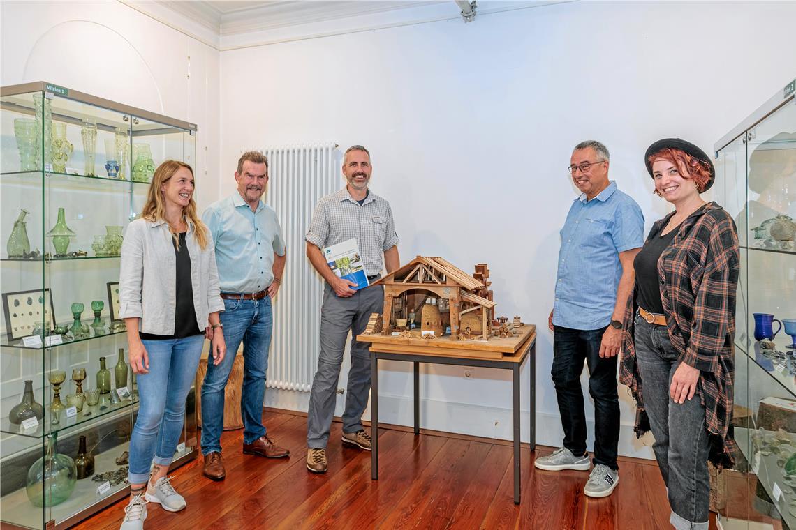 Thomas Denzler (Zweiter von links) gibt Julian Bruhn (Mitte) eine kleine Einfügung ins Thema Waldglas. Bei der Führung durch die aktuelle Ausstellung sind auch Jasmin Kotrba (links), Karl-Dieter Diemer und Franziska Hornung (rechts) mit von der Partie. Fotos: Stefan Bossow