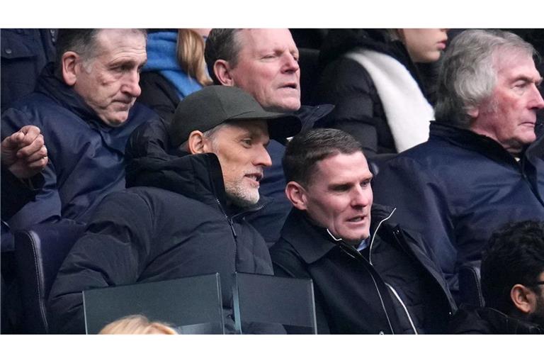 Thomas Tuchel (l) und sein Assistent Anthony Barry (r) verfolgen das Spiel von Tottenham gegen Newcastle.