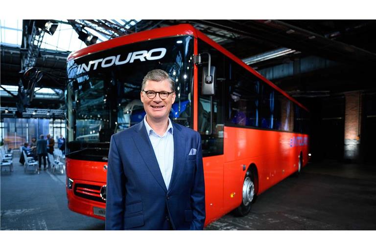 Till Oberwörder von Daimler Buses stellt den neuen, elektrisch betriebenen Überlandbus „eIntouro“ vor.