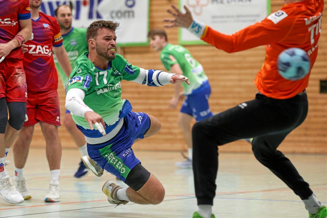 Tim Düren (Mitte) hatte mit den Handballern des HC Oppenweiler/Backnang alles gegeben und die Überraschung perfekt gemacht. Fotos: A. Becher