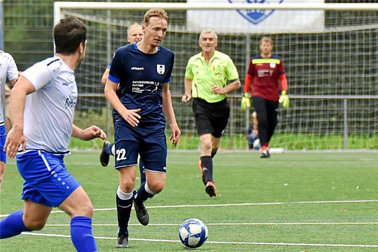 Tim Kaltenthaler (am Ball) und der SV Unterweissach sind der Titelfavorit. Foto: Tobias Sellmaier