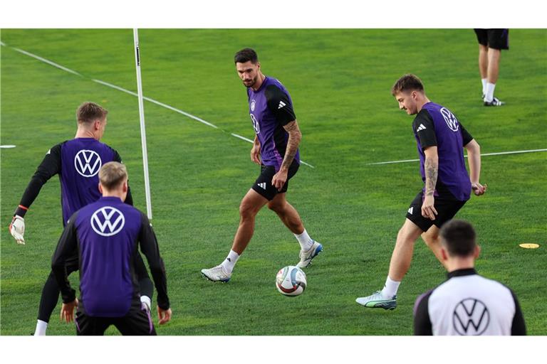 Tim Kleindienst (M), hier beim Abschlusstraining in Zenica, bestreitet sein erstes Länderspiel.