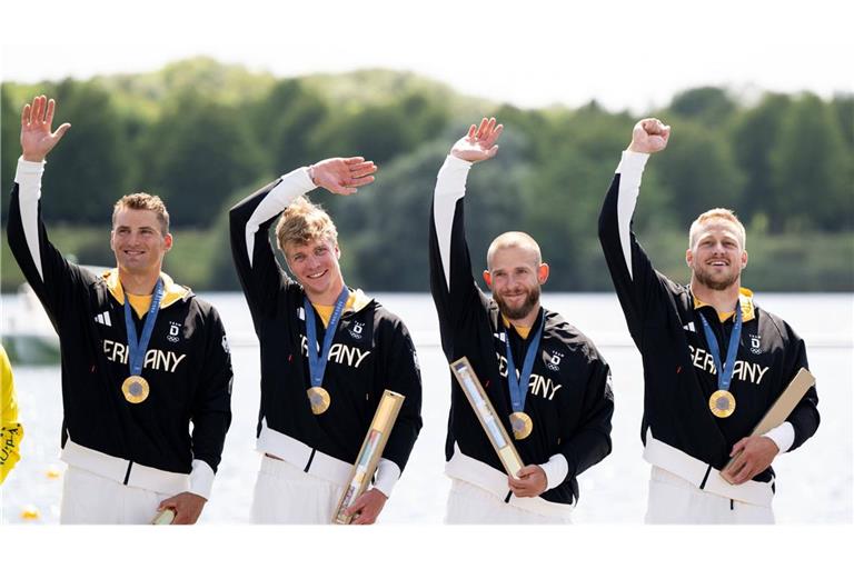 Tim Liebscher-Lucz, Jakob Schopf, Max Lemke und Max Rendschmidt (v. li.) feiern Gold im Kajak-Vierer.