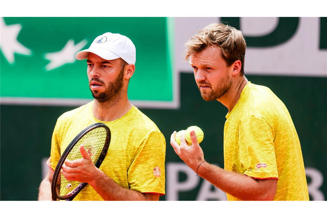 Tim Pütz (l) und Kevin Krawietz setzten den Schlusspunkt beim Erfolg der deutschen Davis-Cup-Herren gegen Chile.