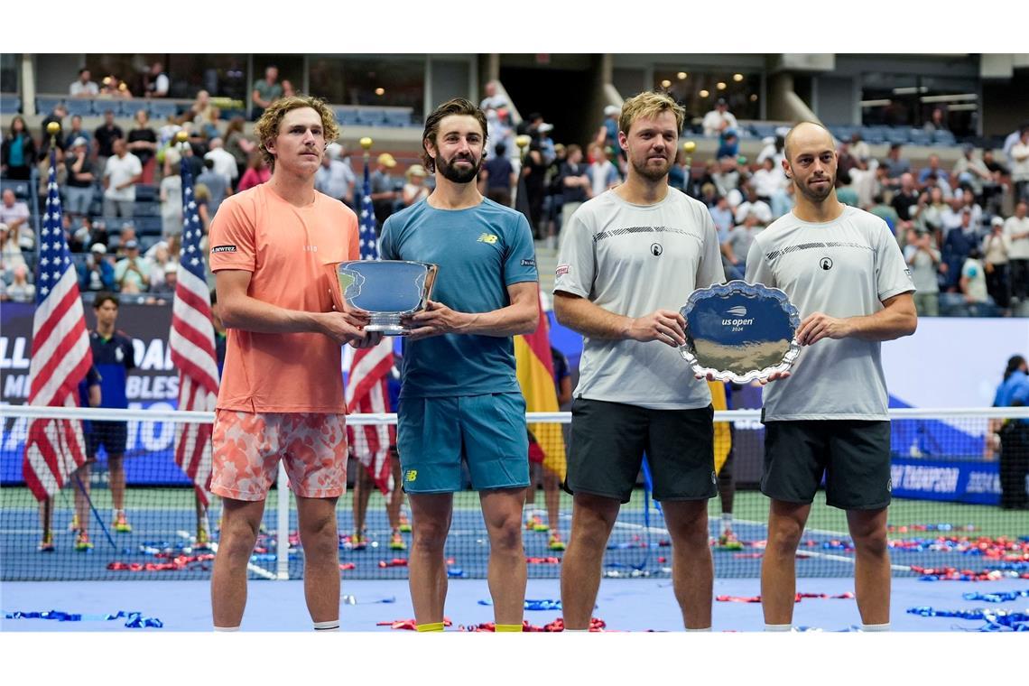 Tim Pütz (r) und Kevin Krawietz werden für die Final-Teilnahme bei den US Open geehrt. Max Purcell (l) und Jordan Thompson freuen sich über die Siegertrophäe.