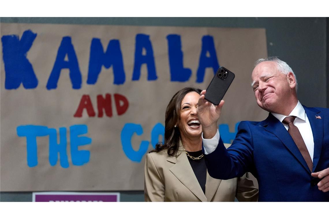 Tim Walz macht noch schnell ein Selfie mit Kamala.