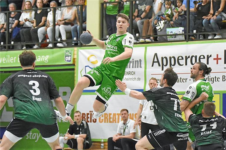 Timm Buck (mit Ball) und die HCOB-Handballer haben eine hohe Hürde zu überspringen. Foto: Tobias Sellmaier