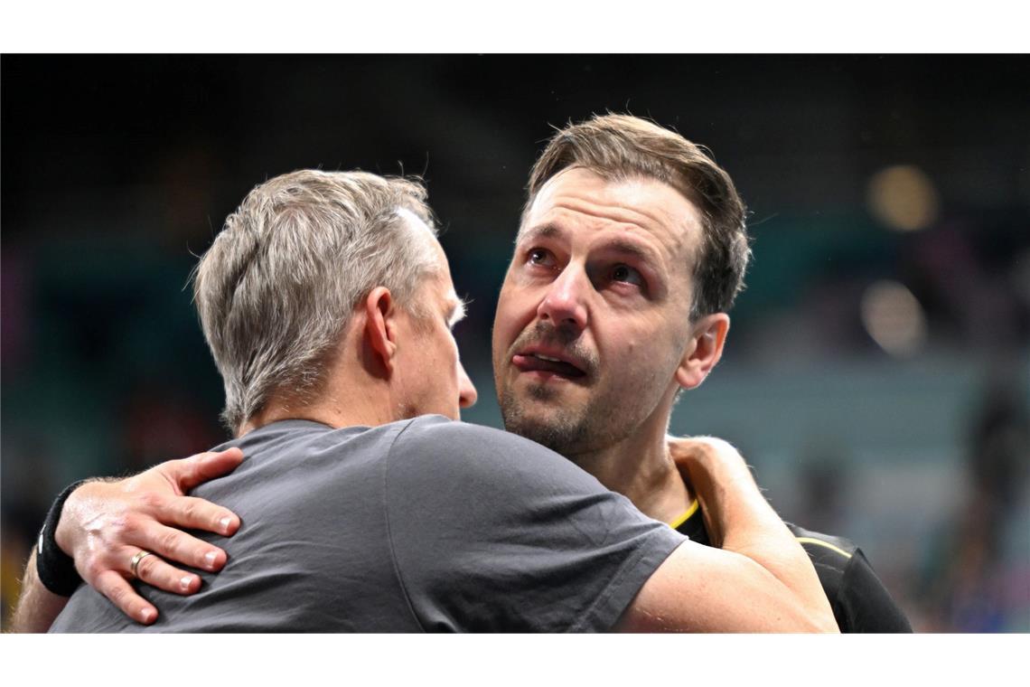 Timo Boll (r) mit Bundestrainer Jörg Roßkopf.