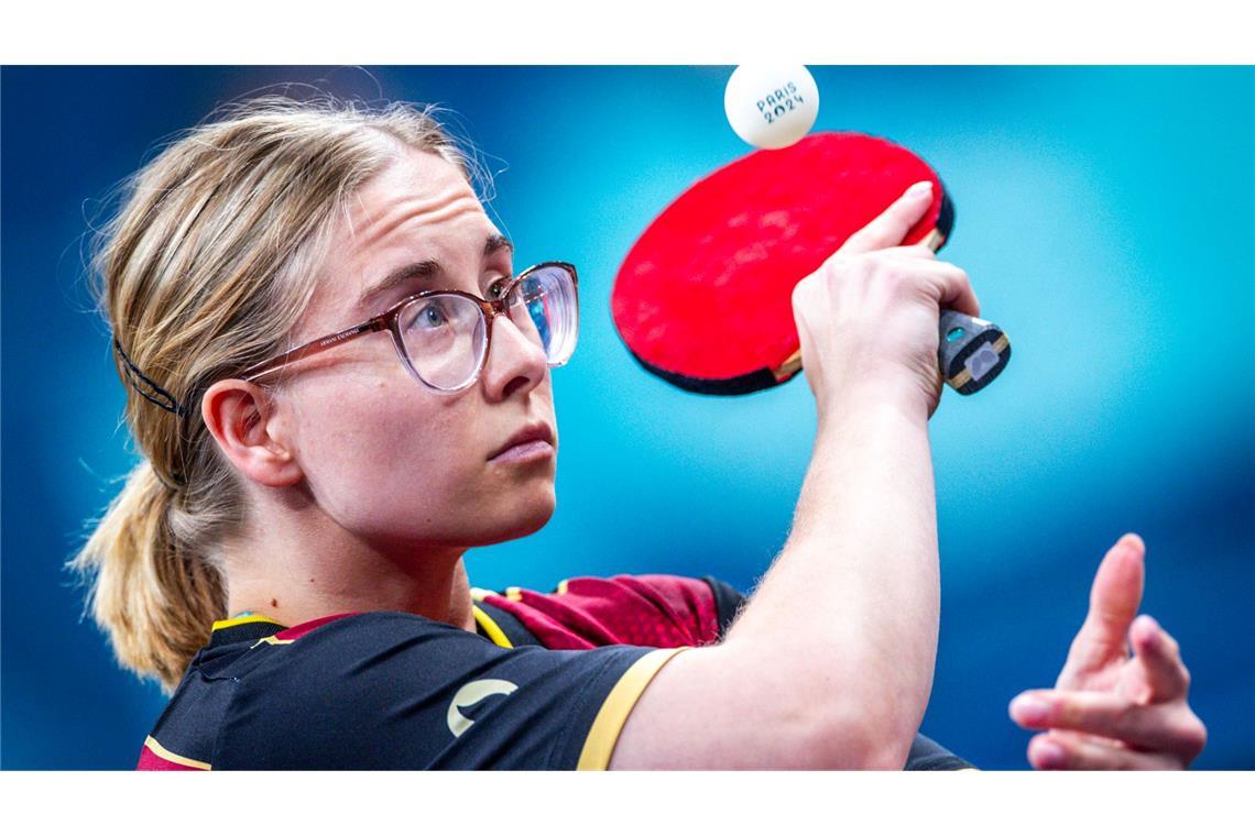 Tischtennisspielerin Sandra Mikolaschek vom deutschen Para-Team in Aktion vor ihrem Gewinn der Goldmedaille in Paris.