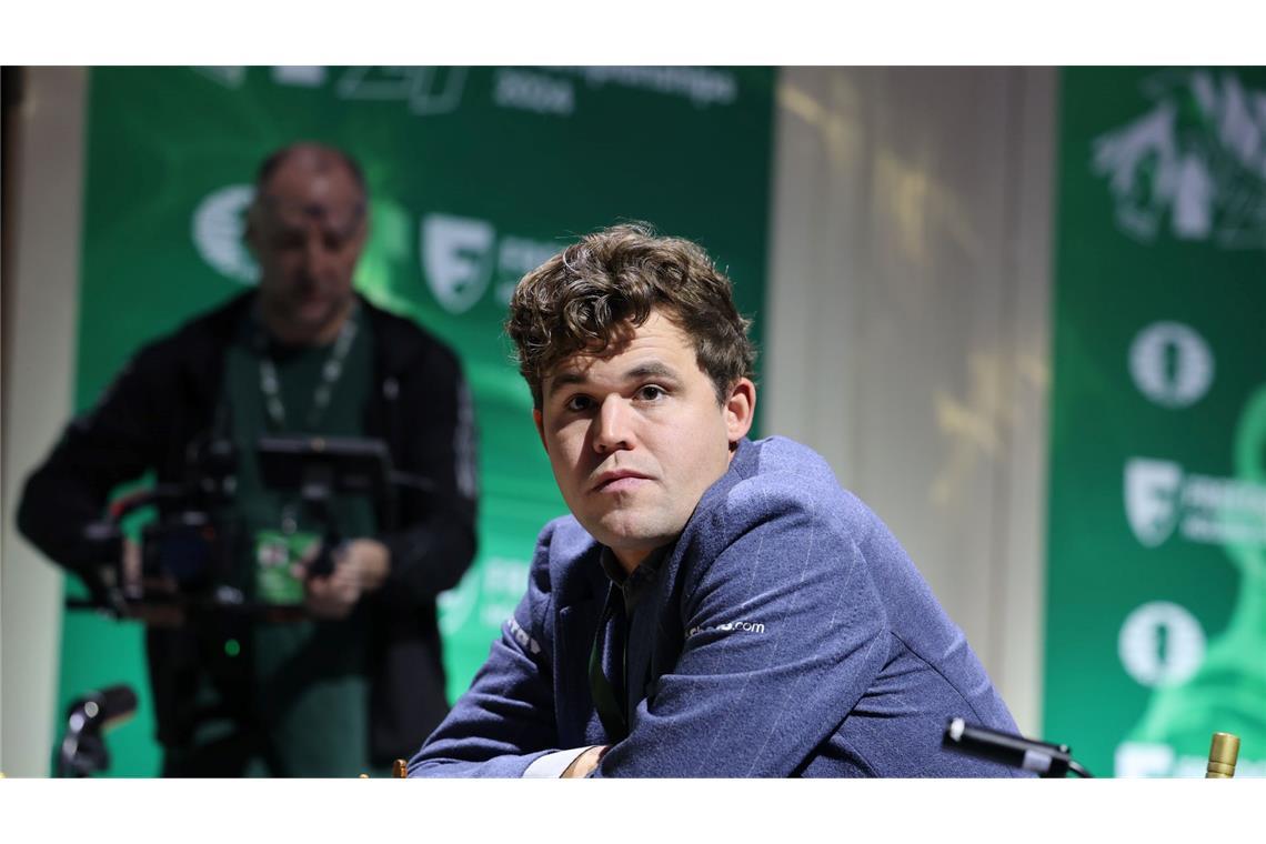 Titelverteidiger Magnus Carlsen hat nach einer Bestrafung seinen Rückzug von der Schnellschach-WM erklärt.