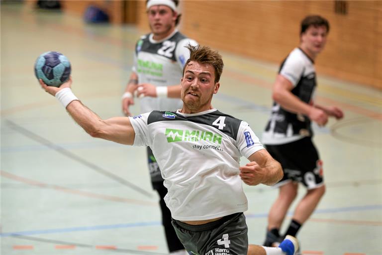 Tobias Gehrke (beim Wurf) hat nach fast einem Jahr Pause sein Comeback gefeiert. Foto: A. Becher