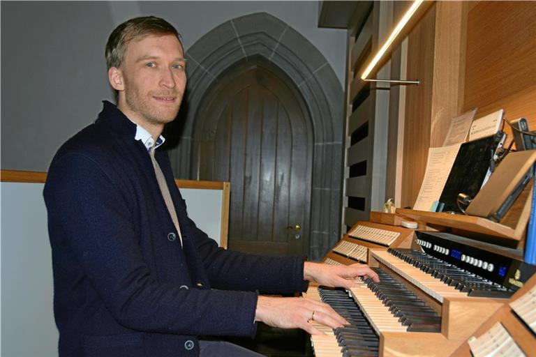 Tobias Wolber hat die Mühleisen-Orgel virtuos eingesetzt, um den Stummfilm zu kommentieren und ihm weitere Farben zu geben. Foto: Elisabeth Klaper