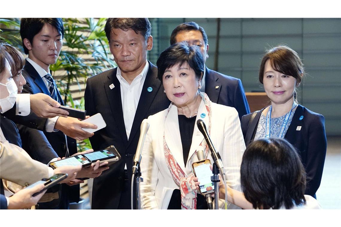 Tokios Gouverneurin Yuriko Koike (Mitte) sorgt sich um die Gesundheit der Arbeitnehmerinnen und Arbeitnehmer.