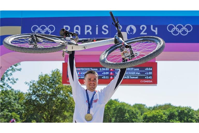 Tom Pidcock feiert in Paris den Olympiasieg im Mountainbikerennen.