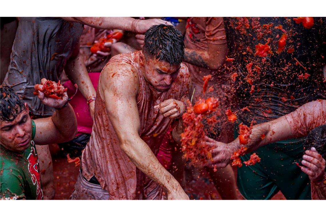 Tomatenschlacht in Spanien - Menschen bewerfen sich bei der Tomatina de Buñol.