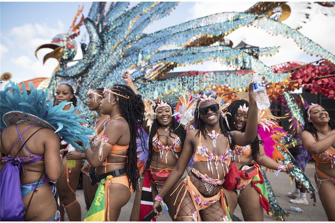 Toronto –  Teilnehmer tanzen am 30. Juli 2022 vor dem Start der großen Parade des karibischen Karnevals: Jeden Juli oder Anfang August findet der Caribbean Carnival in und um die kanadische Metropole    statt und feiert die lebendige und energische Essenz der karibischen Kultur.