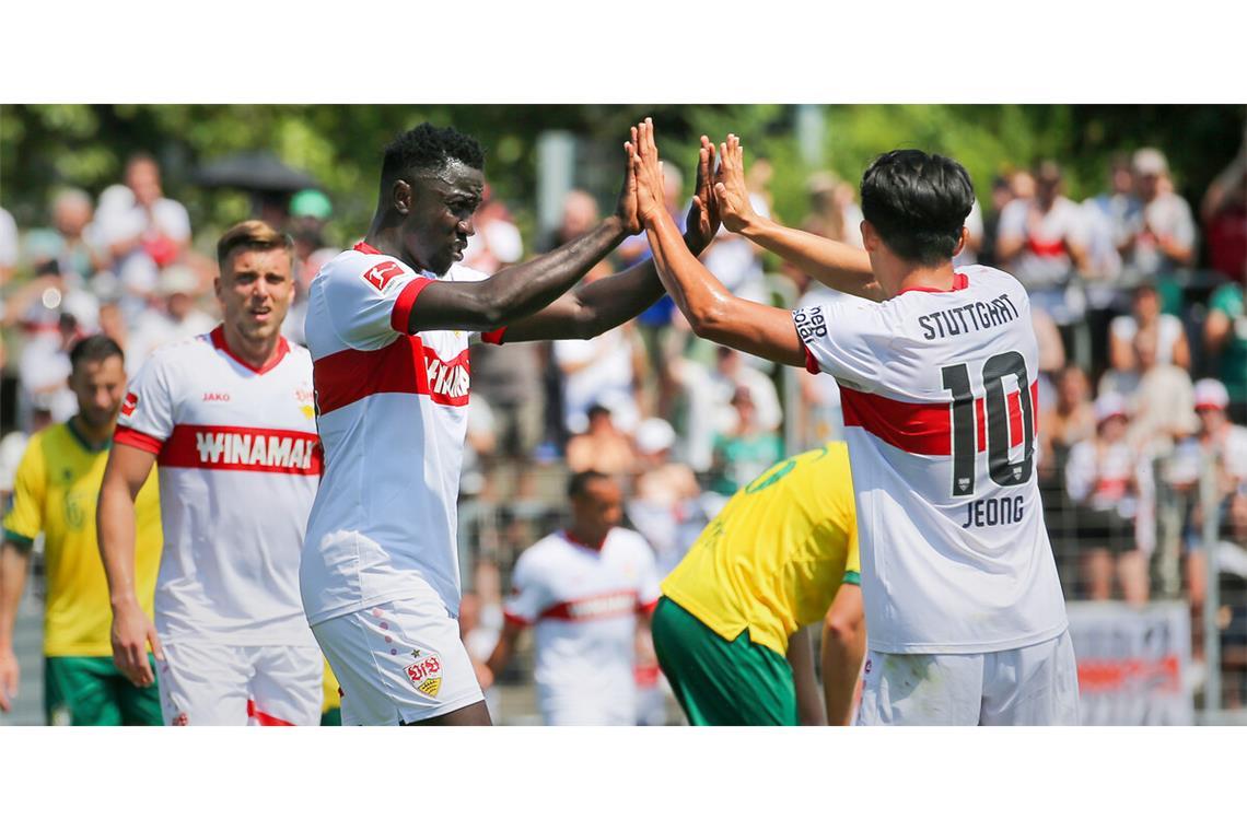 Torschütze Silas Katompa und Woo-yeong Jeong (rechts) klatschen sich nach dem Führungstreffer gegen Fortuna Sittard ab – im neuen Trikot des VfB Stuttgart.