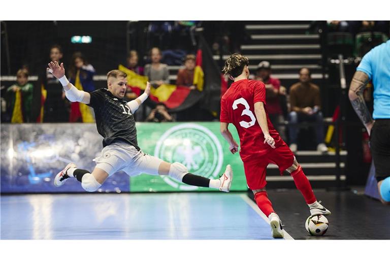 Torwart Philipp Pless (li.) vom TSV Weilimdorf im Anflug   – er  gehört zum Kader der deutschen Futsal-Nationalmannschaft, muss aber für das Spiel in Göppingen passen.