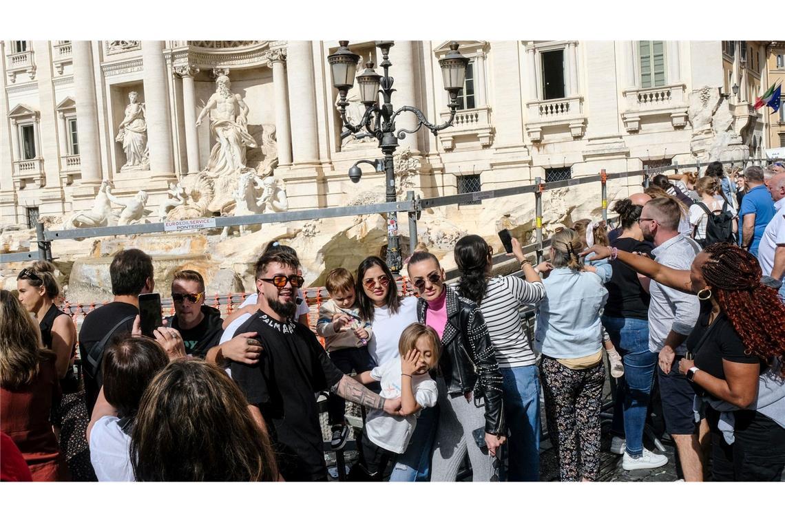 Touristen am Trevi-Brunnen - Massentourismus ist ein großes Problem in Italien. (Archivbild)